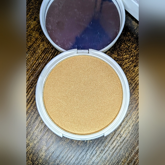 5/75$ GIVE THEM LALA BEAUTY Pressed Highlighter in Showstopper - Picture 11 of 13